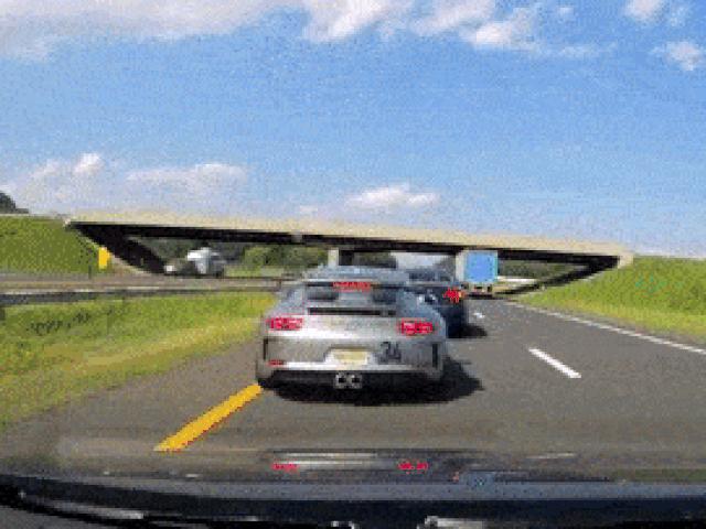 Xế sang Porsche đánh lái kịp thời tránh tai nạn thảm khốc trong gang tấc