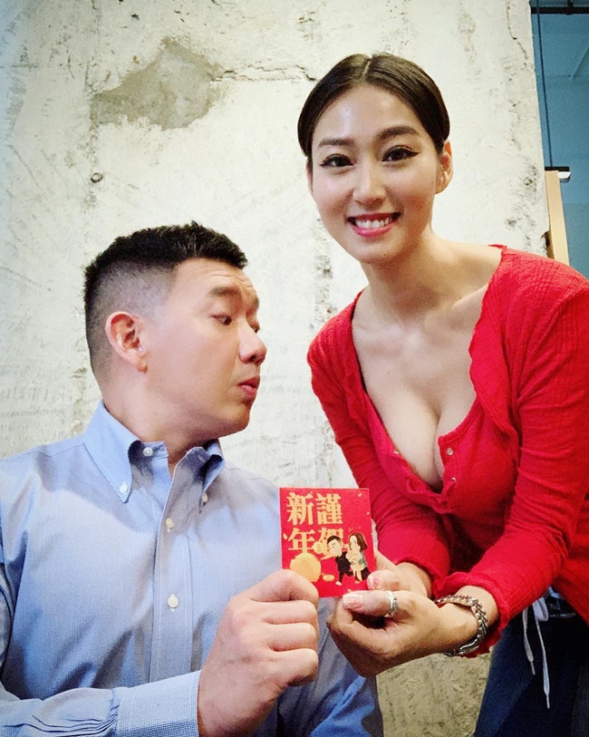 Tháng 5 vừa qua, nữ diễn viên Trang Đoan Nhi (Xenia Chong) được bình chọn là MC gợi cảm hot nhất mạng xã hội. Đây là thành tích ấn tượng của nàng Á hậu trang sức Hong Kong 2013 sau một thời gian miệt mài với công việc dẫn chương trình "Chapman To's Late Show" do Đỗ Vấn Trạch sản xuất.
