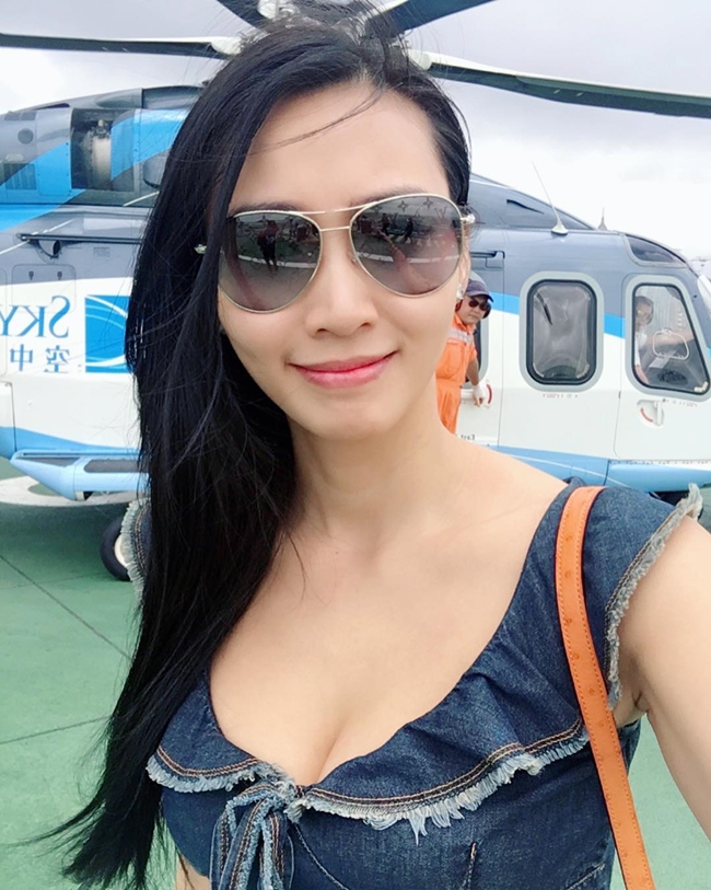 Ngoài đời, Á hậu 8X có cuộc sống khá sang chảnh. Cô thường xuyên chia sẻ hình ảnh đi du lịch khi có thời gian rảnh rỗi.