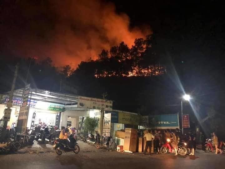 Rừng Hà Tĩnh lại cháy dữ dội, hàng trăm người lên núi Nầm dập lửa giữa đêm - 3