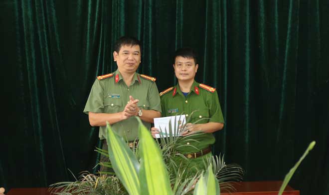 Hơn 20 thanh niên nam nữ dương tính với ma túy trong quán karaoke - 2