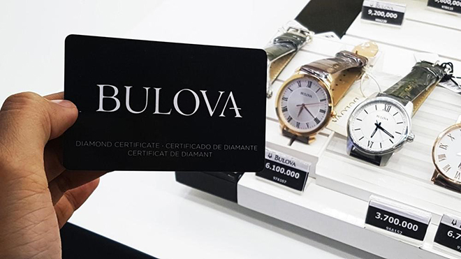 Thẻ Diamond Certificate chứng nhận kim cương bán kèm các mẫu đồng hồ kim cương thiên nhiên của Bulova - chụp tại một showroom của Đồng hồ Hải Triều