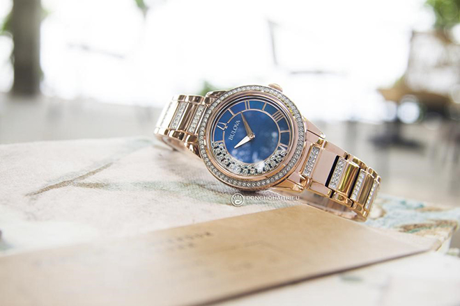 Phân biệt thật giả không hề dễ, nó cũng mất nhiều thời gian, bởi thế, việc săn đồng hồ Bulova xách tay giá rẻ chỉ người sành mới làm được (ảnh là Bulova 98L247)