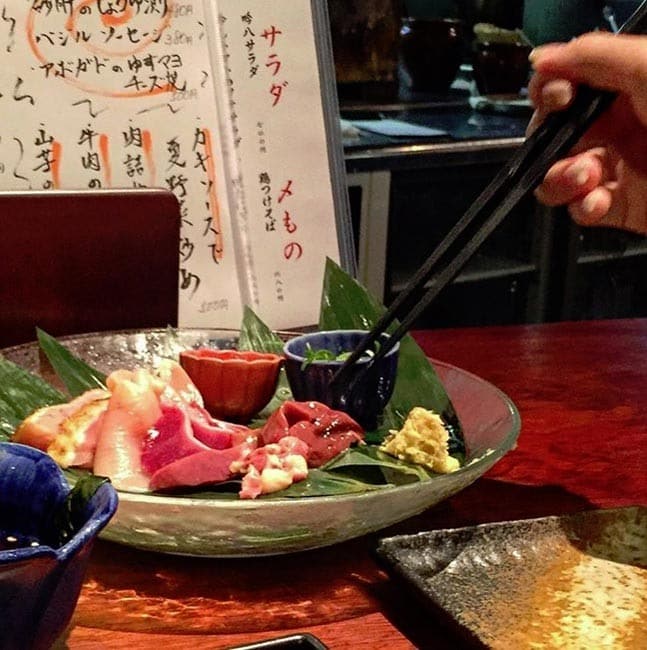 Người Nhật ăn thịt gà sống, tuy tò mò nhưng du khách dè chừng không dám thử - 4