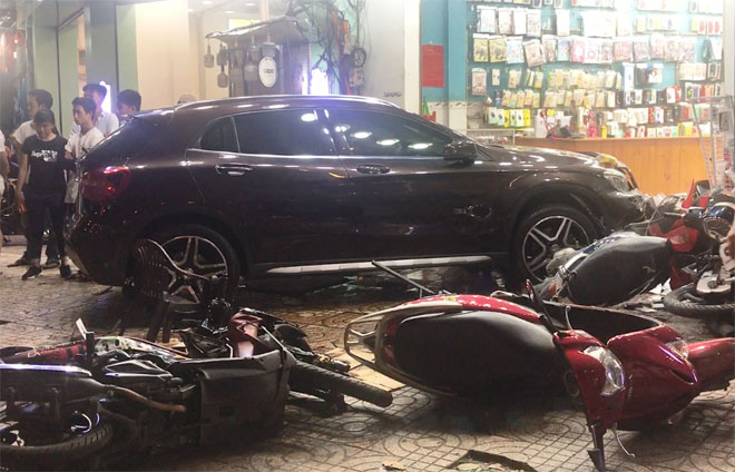Nữ tài xế lái xe Mercedes gây TNGT ở TP.HCM không xuất trình được bằng lái - 1