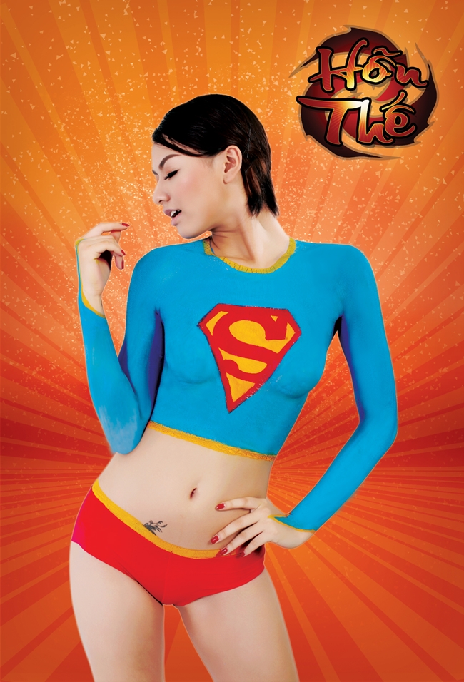 Hồng Quế tham gia "cuộc đua" mặc quần áo vẽ với concept siêu nhân. Vì màu sắc nổi bật như xanh hay đỏ nên việc lộ cơ thể của cô dường như được tiết chế hơn rất nhiều. 