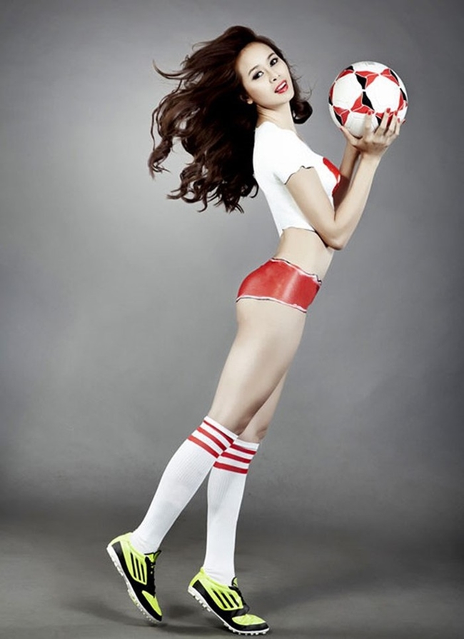 Trong cùng mùa giải Euro 2012, người mẫu kiêm diễn viên Sella Trương cũng thực hiện bộ hình body painting ủng hộ đội bóng cô yêu thích.