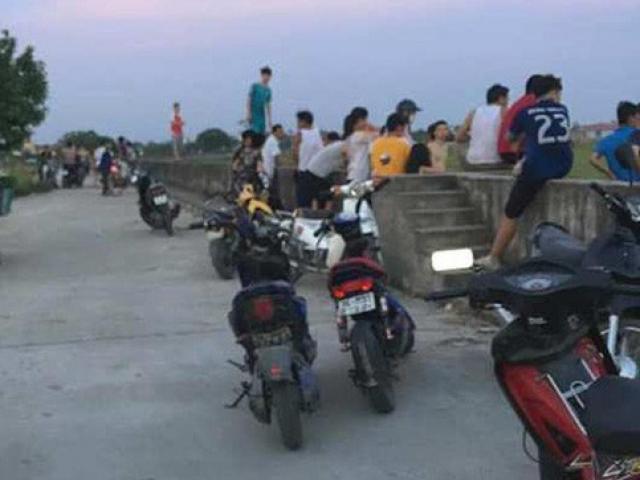 Tin tức trong ngày - 3 đứa trẻ bỏ dép trên bờ và phát hiện đau lòng dưới cống nước