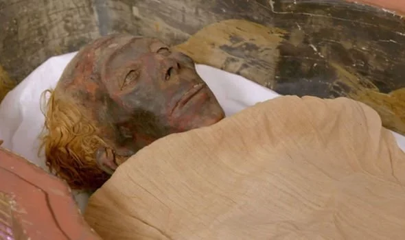 Ai Cập: Mở quan tài chứa xác ướp 3.400 năm tuổi, nhận thấy điều kinh ngạc - 1