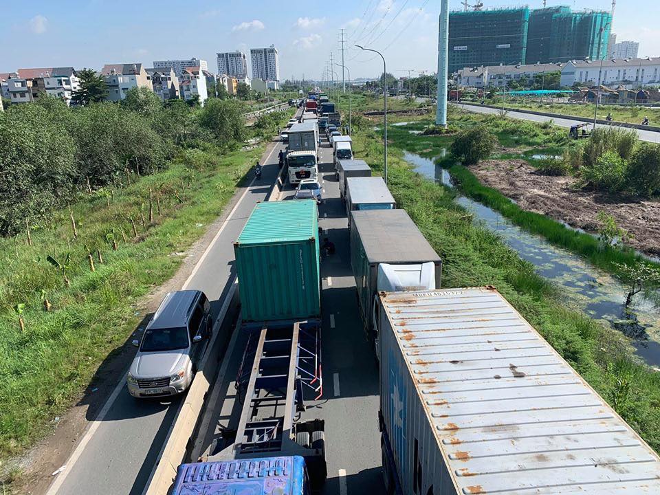 Tài xế bất lực, ngủ gục giữa đường vì kẹt xe &#34;không lối thoát&#34; ở Sài Gòn - 3