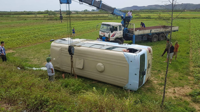 &nbsp;Hiện trường vụ tai nạn khiến xe khách lao xuống ruộng.