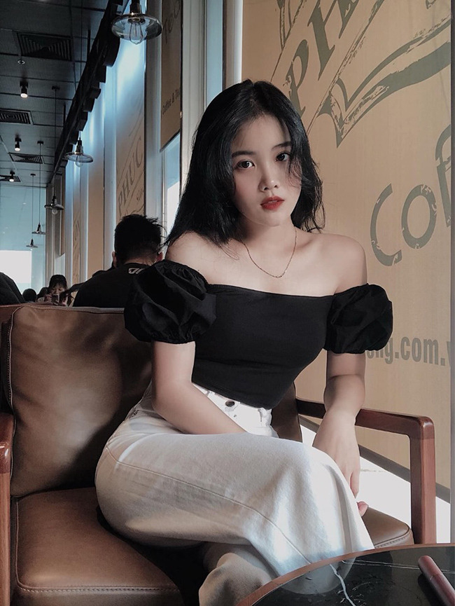 Bạn gái của Văn Hậu là Nguyễn Hoàng Anh, sinh năm 1999, có biệt danh là Hoàng Anh Ốc. 