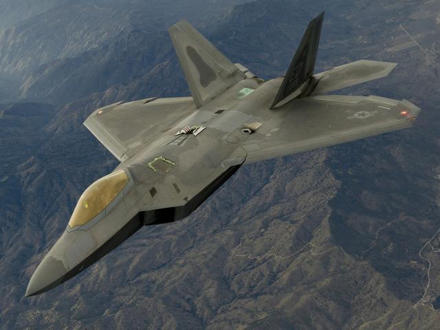 ”Bay cùng” tiêm kích tàng hình F-22 Raptor của không quân Mỹ