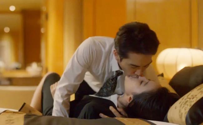 Trong &#34;Tình yêu thứ ba&#34;, Lưu Diệc Phi và mỹ nam Hàn Quốc - Song Seung Hun có không ít cảnh nồng cháy. Cảnh khóa môi giữa hai nhân vật Trâu Vũ &#40;Lưu Diệc Phi&#41; và Lâm Khải Chính &#40;Song Seung Hun&#41; ngay lập tức gây xôn xao dư luận bởi độ táo bạo.