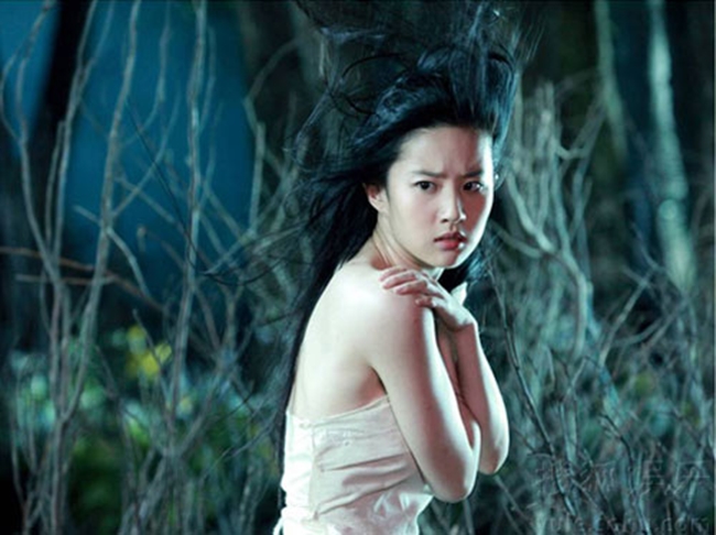 Lưu Diệc Khi khoe lưng trần nõn nà trong &#34;Thiện nữ u hồn&#34; năm 2011.
