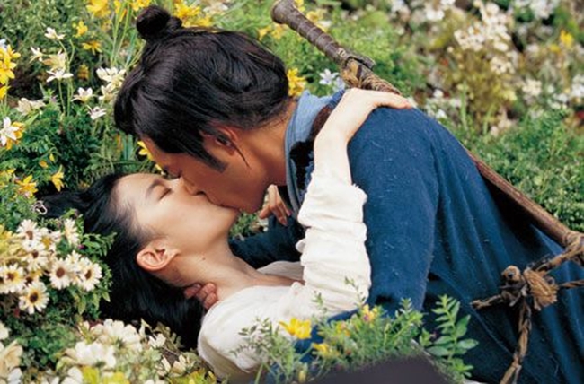 Nữ diễn viên trẻ hôn say đắm Cổ Thiên Lạc. Đây được đánh giá là phân cảnh lãng mạn nhất trong phim.