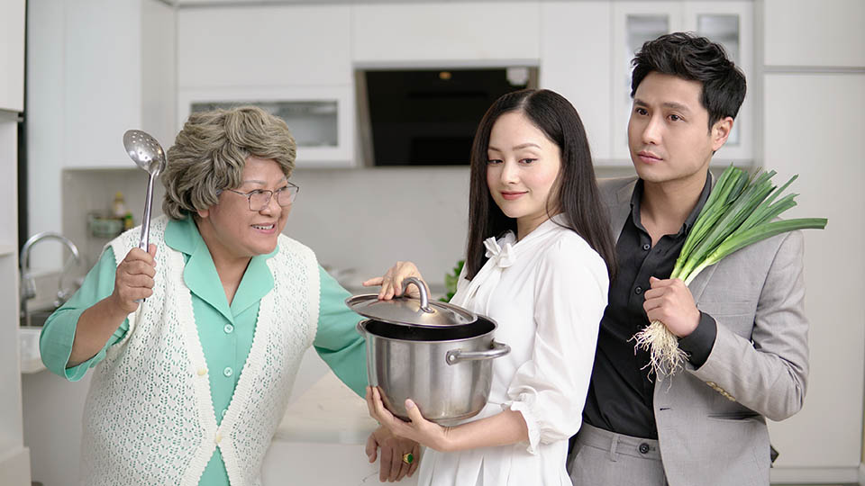 Lan Phương cho con bú tại phim trường, vất vả thay đồ trên đỉnh Fansipan - 1