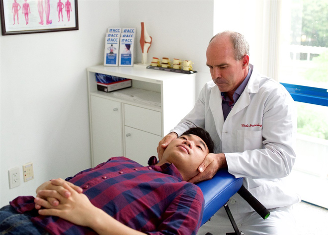 Bác sĩ Wade Brackenbury đang nắn chỉnh cột sống cổ cho bệnh nhân