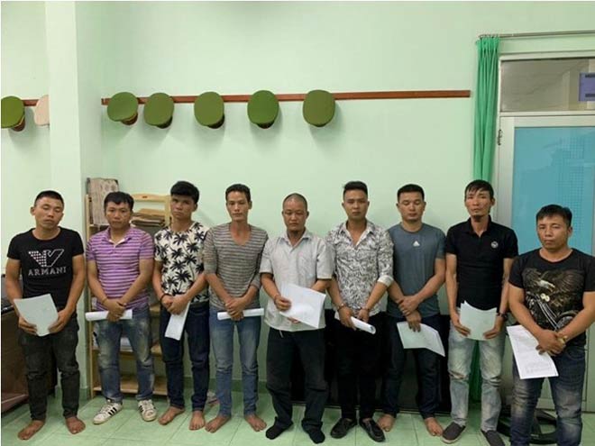 Bị nhóm côn đồ vây, cảnh sát nổ hơn chục phát súng để trấn áp - 2