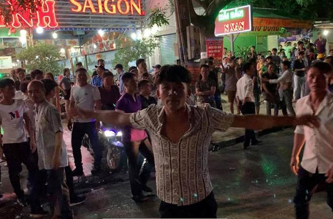 Bị nhóm côn đồ vây, cảnh sát nổ hơn chục phát súng để trấn áp - 1