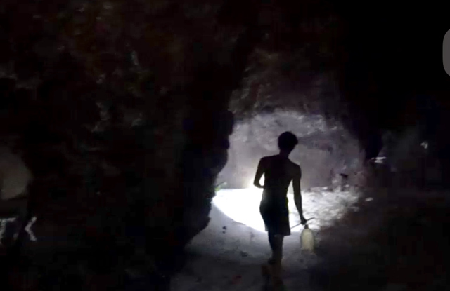 Nhanh tay, tinh mắt cầm đèn đi vạch đá săn cua đặc sản ở đảo An Bình - 5