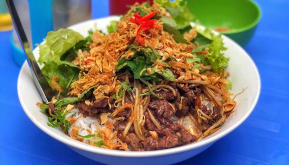 Quán bún bò vỉa hè ở Hà Nội từng được công chúa Thụy Điển ghé ăn - 1