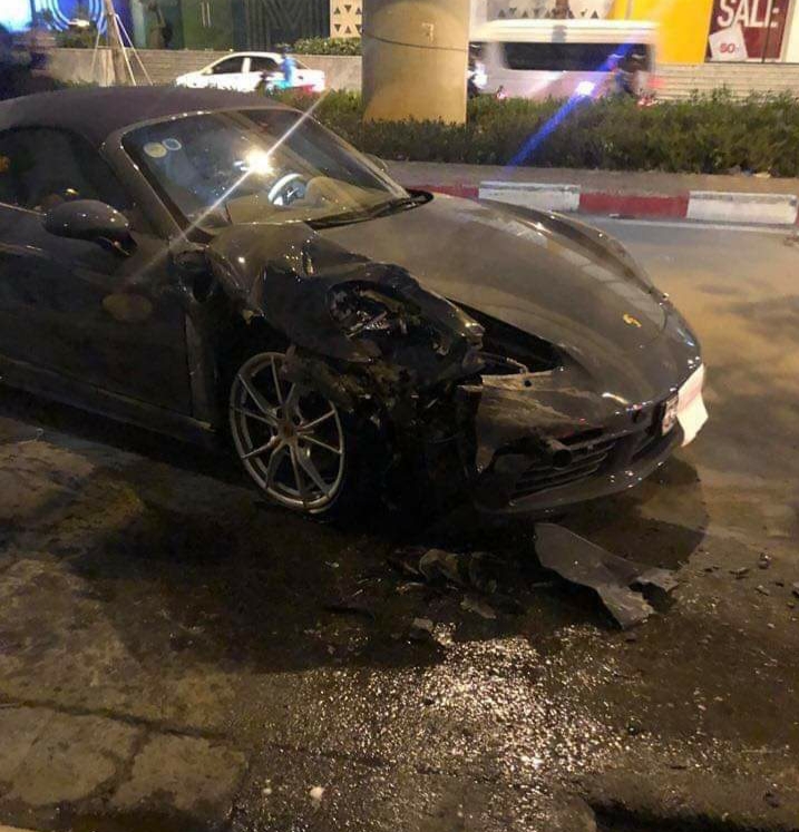 Phần đầu chiếc xế sang Porsche&nbsp;hư hỏng nặng, túi khí bung ra trong khoang lái