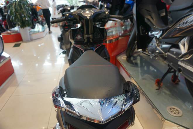 Yên ngồi và thanh tay vịn sau.