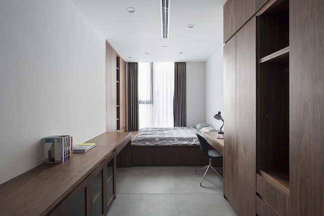 Phòng ngủ ở tầng 2 có thiết kế quen thuộc tại các khu chung cư.