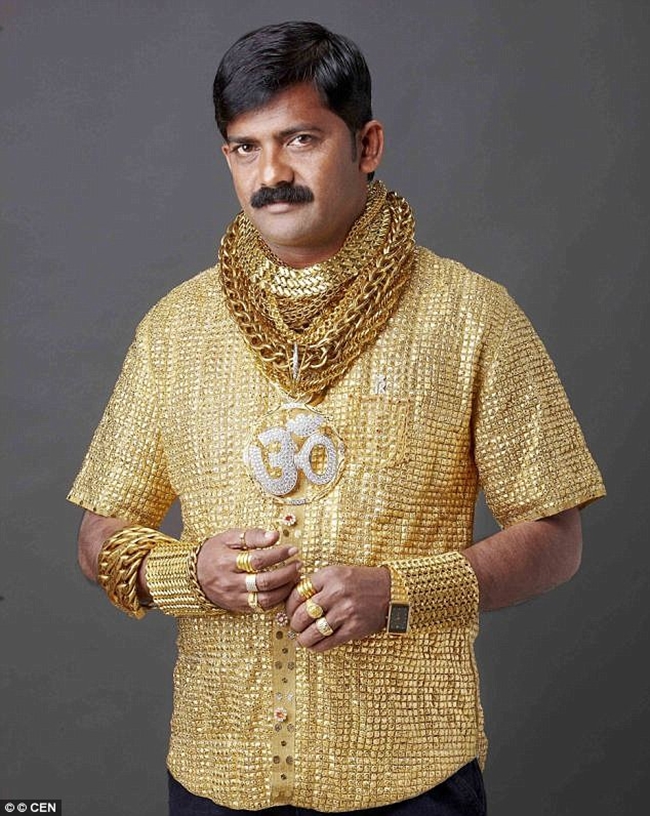 Trước đó, ông Datte Phuge, 32 tuổi (sống ở Pimri, Ấn Độ) thuê 15 thợ kim hoàn may chiếc áo sơ mi đặc biệt.