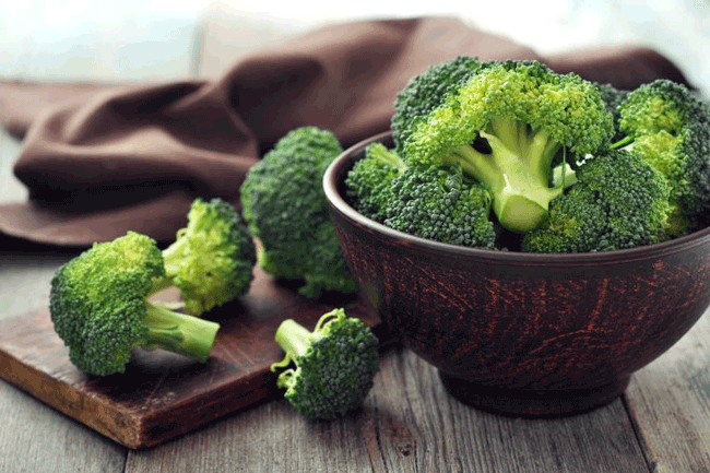 2. Bông cải xanh là một siêu thực phẩm ngăn ngừa ung thư nên được bổ sung thường xuyên trong khẩu phần ăn hằng ngày. Nhưng theo một nghiên cứu tại Tây Ban Nha cho thấy, bông cải xanh được làm chín trong lò vi sóng giảm tới 97% flavonoid – chất chống ung thư của rau. Vì vậy, hấp chín loại thực phẩm này là thói quen lành mạnh giúp ngăn ngừa ung thư.