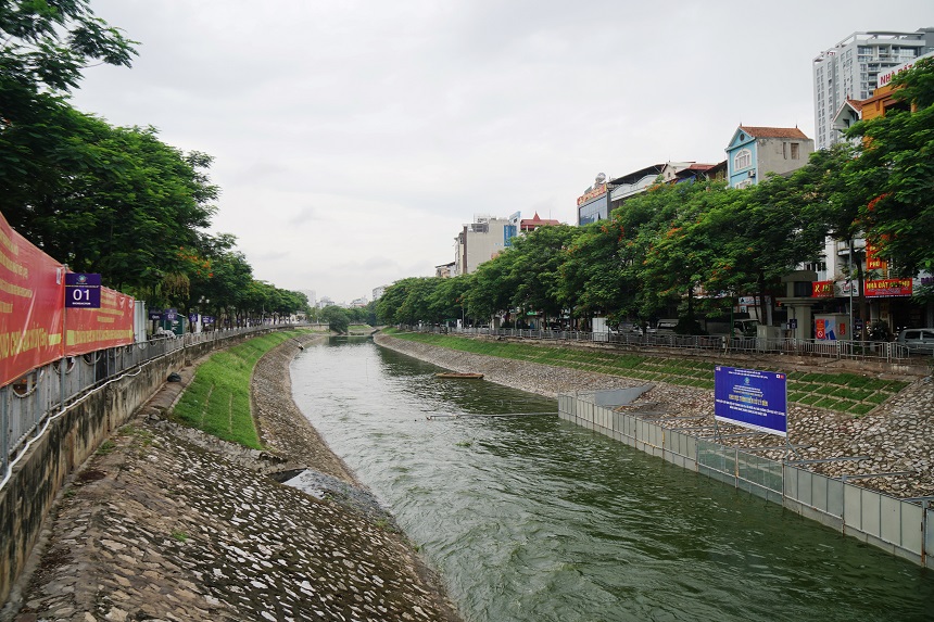 Sáng 10/7, nhiều người dân bất ngờ khi thấy nước sông Tô Lịch chuyển sang màu xanh lục. Nước sông đầy hơn và không còn mùi hôi thối.