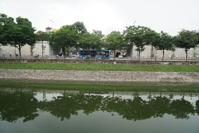Sông Tô Lịch thay đổi bất ngờ sau một đêm, nhiều người mang cần ra câu cá - 7