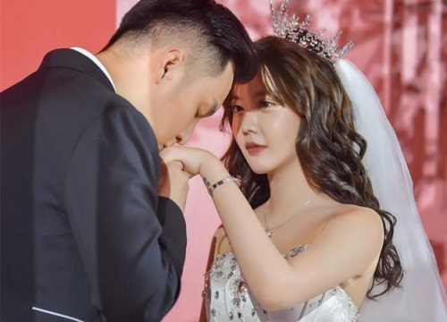 Đây là hình ảnh mới nhất của Hàn An Nhiễm trong hôn lễ của mình hồi cuối tháng 6 vừa qua. Cô và chồng Lý Minh Lâm ly hôn chỉ sau 8 ngày làm đám cưới.