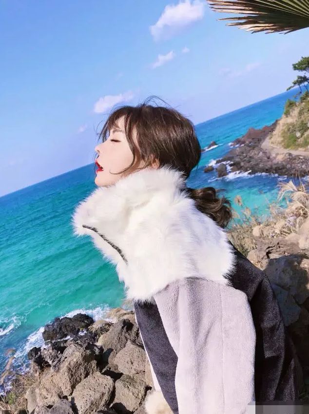 Những đường nét trên gương mặt cô trông khá "ảo" và không tự nhiên.