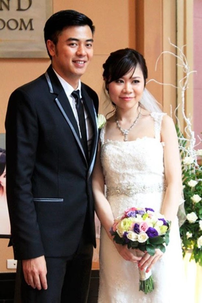 Ảnh cưới của Tuấn Tú và Thanh Huyền năm 2012. Vợ nam diễn viên không hoạt động trong lĩnh vực nghệ thuật nhưng là tiểu thư con nhà tài phiệt. Nhiều thông tin cho biết, bố vợ của Tuấn Tú là Trung tướng trong ngành công an và hai người quen nhau do bạn bè mai mối. Điều đáng nói là nhan sắc của cô không nổi bật khiến nhiều người cho rằng Tú cưới vợ là vì danh thế nhà người nhưng anh phủ nhận. Nam MC cho rằng, ở bên vợ, anh luôn cảm thấy bình an.