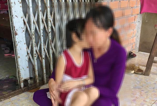 Bé N. hiện vẫn còn hoảng loạn, luôn quấn quýt bên mẹ.