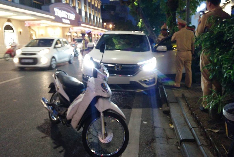 Cảnh sát phối hợp mở ô tô có người đàn ông ngủ trong xe tại phố Hàng Bài, Hà Nội