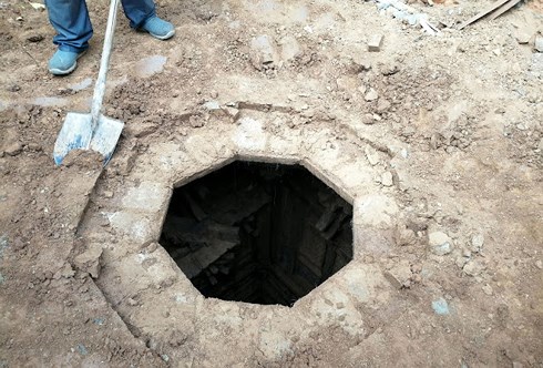 Ngoài một số vật phẩm chôn cất theo người chết như nồi và bát sứ (đã được khai quật trong lăng mộ, cách lòng đất khoảng ba mét); thì phía sâu hơn là các kim loại và tiền cổ cũng bắt đầu được phát lộ ở các lớp đất sâu hơn.