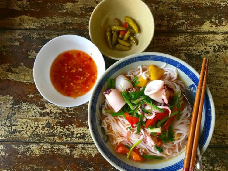 Món bún mực ngon nổi tiếng ở Phú Yên. Ảnh: Ivivu