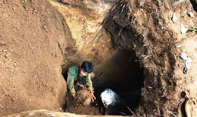  Phần lớn người dân lên đây đào tìm kiếm vận may, tò mò, hiếu kỳ, rất ít người có kỹ năng tìm kiếm, khai thác đá quý. Ảnh: Đinh Tuấn.