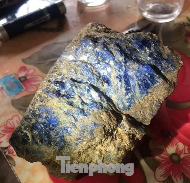 Hình ảnh viên đá quý to bằng bàn tay, được đồn tin có trị giá 5 tỷ đồng tại bãi Bưởi ở thôn Chính Quân, Liễu Đô.