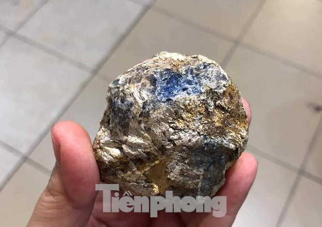 Trước tin đồn có người đào được viên đá quý trị giá 5 tỷ đồng tại bãi Bưởi ở thôn Chính Quân, Chủ tịch UBND huyện Lục Yên ông Bùi Văn Thịnh cho biết: Thông tin về viên đá quý trị giá hàng tỷ đồng được tìm thấy tại khu vực xã Liễu Đô hoàn toàn chỉ là tin đồn thổi, sau khi xác minh trên địa bàn huyện không có viên đá nào như vậy. Hiện Công an huyện Lục Yên đang tăng cường lực lượng, nhanh chóng xóa bỏ tụ điểm khai thác khoáng sản trái phép tại khu vực bãi Bưởi.