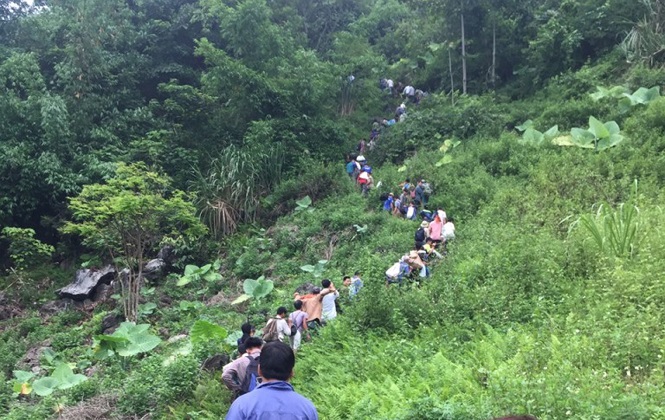 Người dân theo các đường mòn lên núi đào đá quý tìm vận may. Ảnh: Đinh Tuấn.