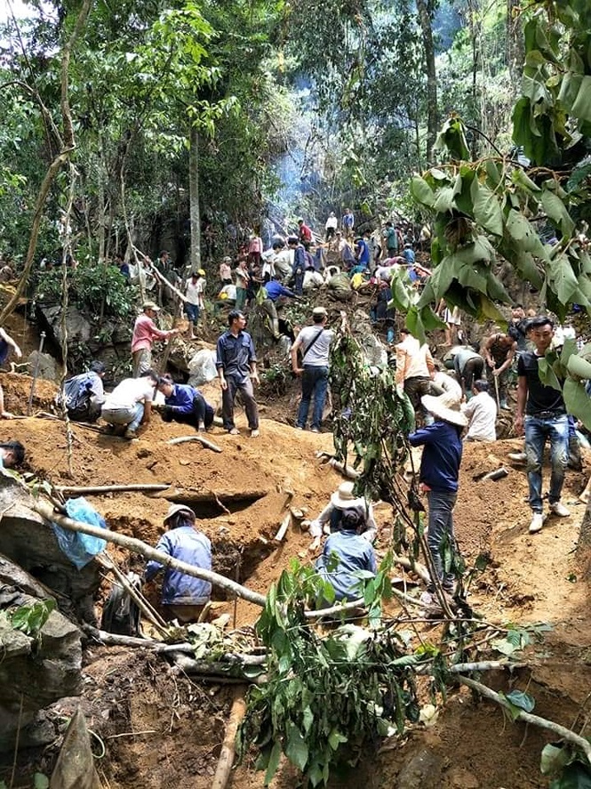 Việc người tham gia đào bới, khai thác khoáng sản (đá quý) trái phép bằng các công cụ thô sơ cuốc, xẻng, xà beng... Người dân đào bới chủ yếu ở các khe đá, gốc cây to, các hố sâu và không có trang bị bảo hộ nên gây nguy hiểm đến tính mạng của con người khi có sạt lở xảy ra.