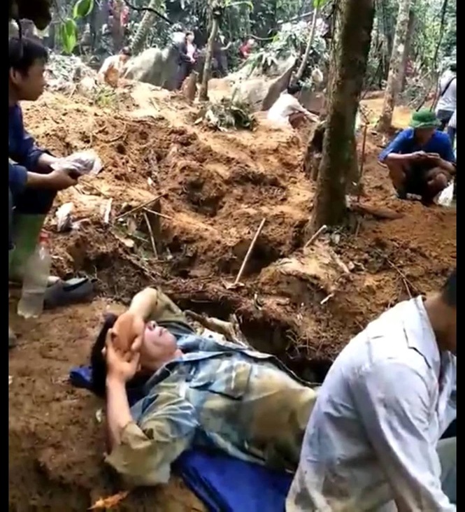 Hình ảnh người đào vàng vạ vật trên núi đá khi nhiều ngày tham gia đào đá quý.