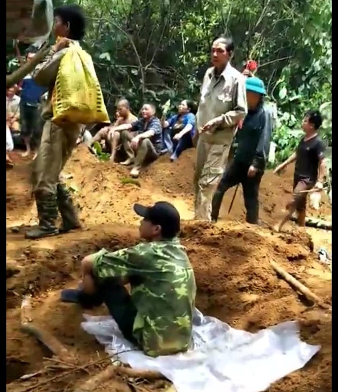 Rừng núi bị cày xới tan hoang nhưng đá quý thì chưa thấy đâu.