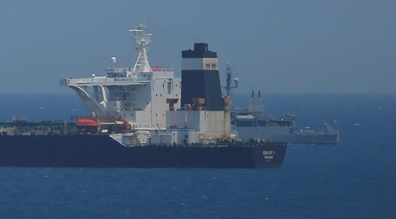 Tàu tuần tra của Hải quân Hoàng gia Anh canh giữ tàu Grace 1 của Iran bị nghi ngờ mang dầu thô đến Syria, khi tàu đang neo đậu tại vùng biển thuộc lãnh thổ Gibraltar. Ảnh: Reuters