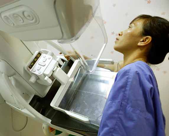 Chụp Xquang tuyến vú là phương pháp cơ bản nhất trong sàng lọc ung thư vú