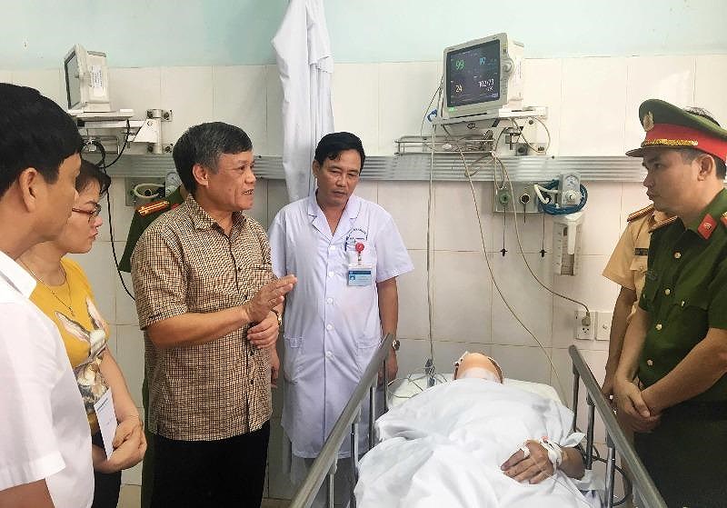 Lãnh đạo TP Hải Phòng thăm hỏi, động viên cán bộ CSGT bị tông đang điều trị tại bệnh viện.